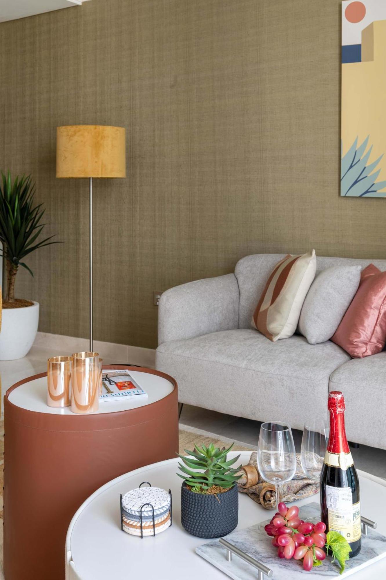 Frank Porter - Palace Tower Apartment Dubai