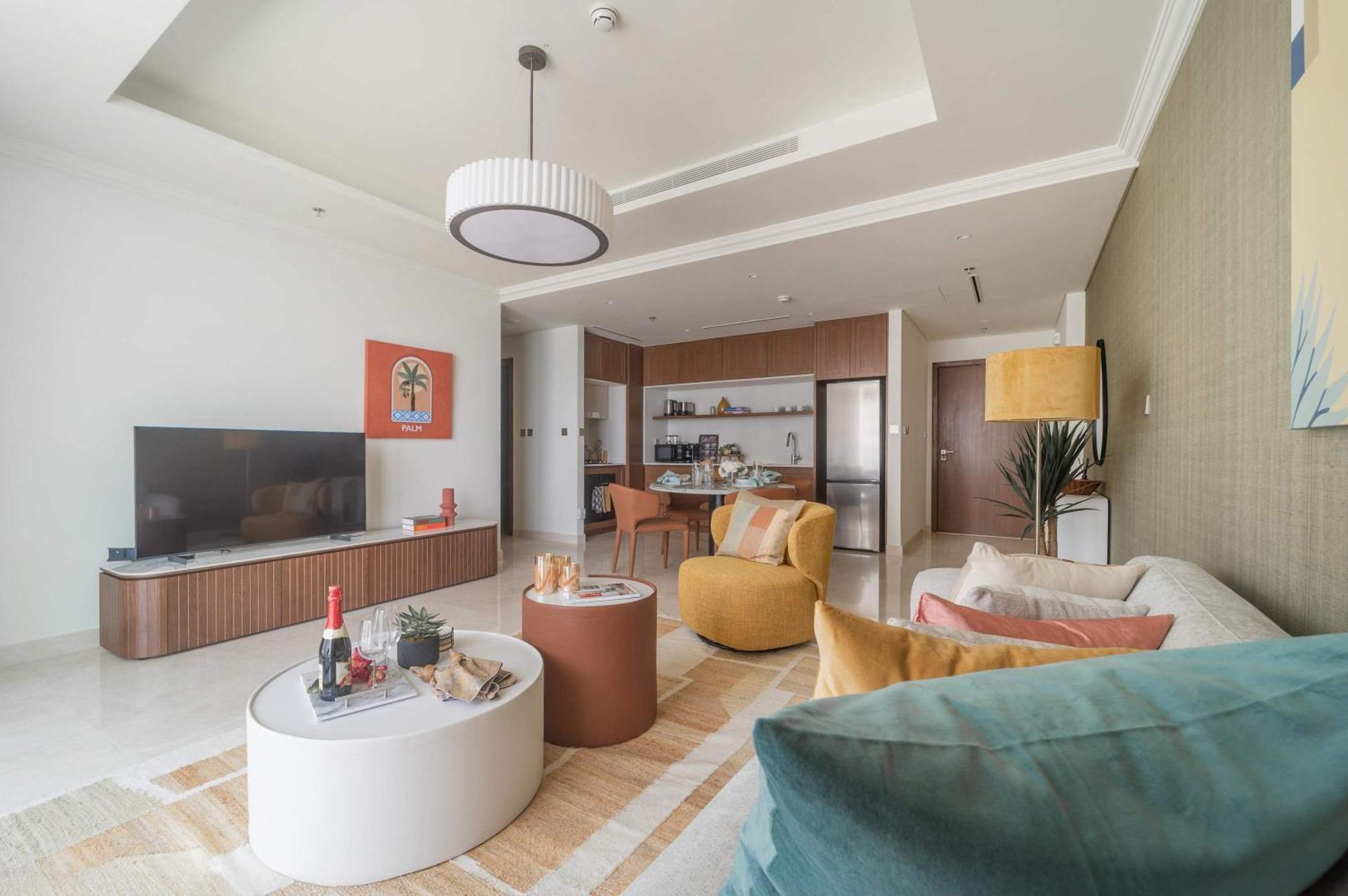 Frank Porter - Palace Tower Apartment *